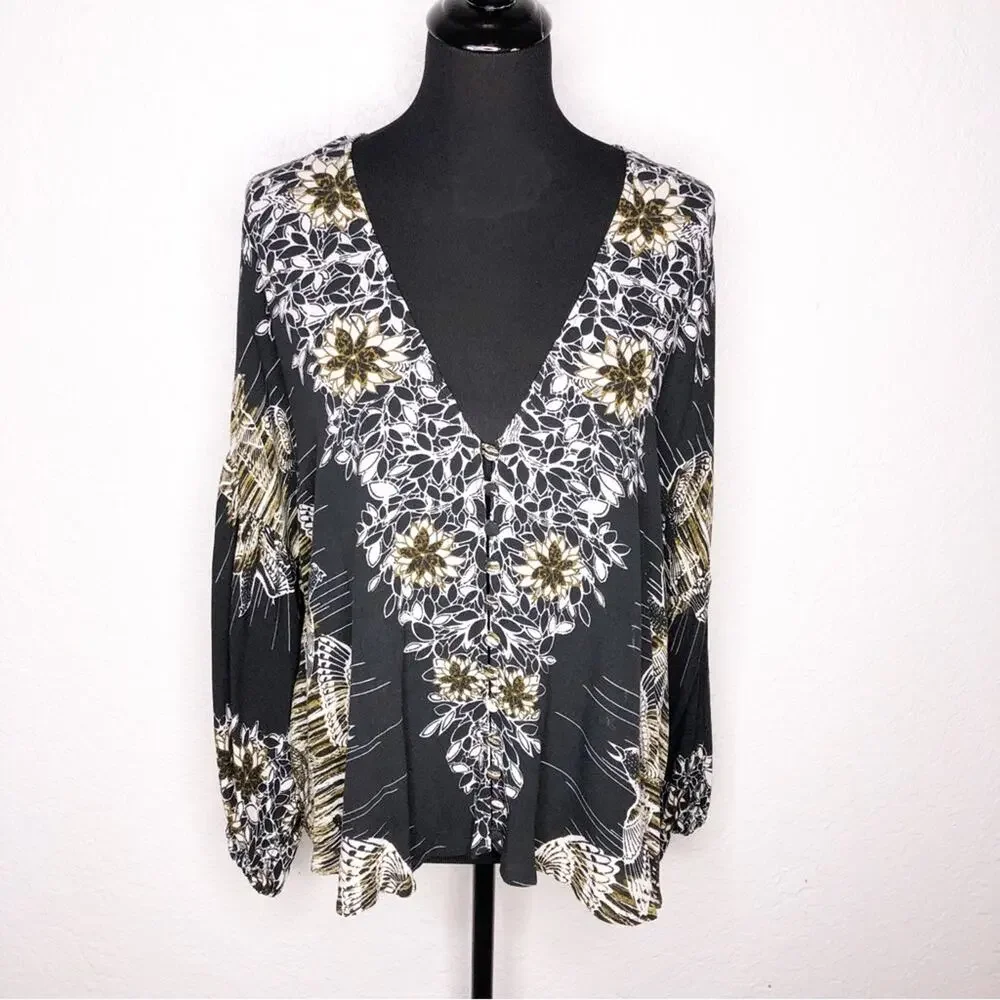 Free People black white tan bird floral v neck button top size Small